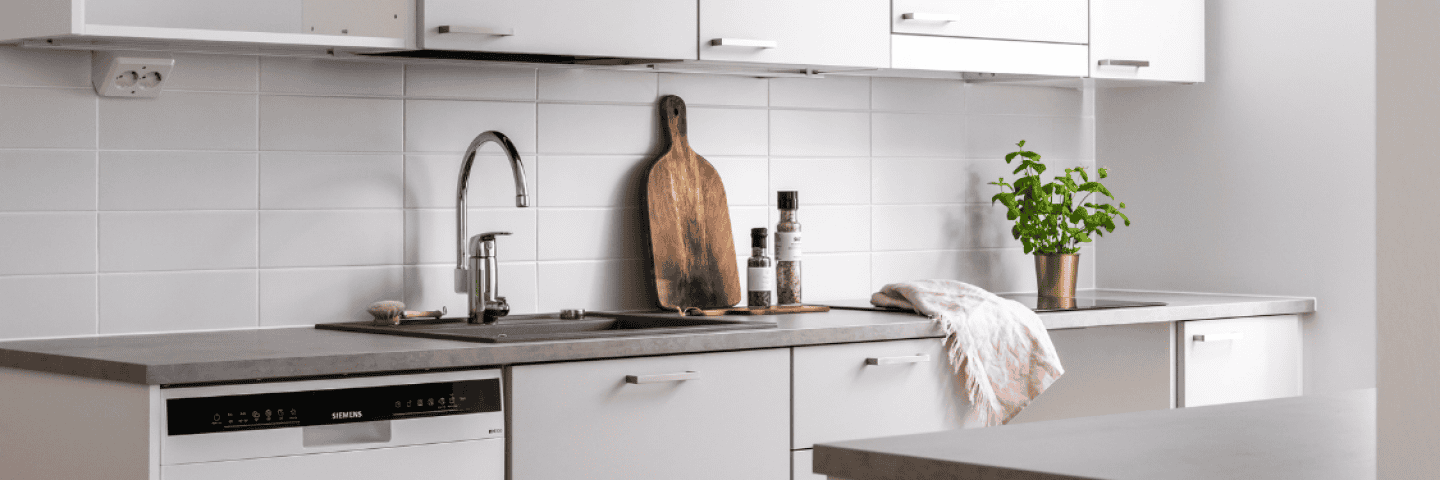 ett-vitt-kok-med-koksblandare-skarbrada-och-en-vaxt