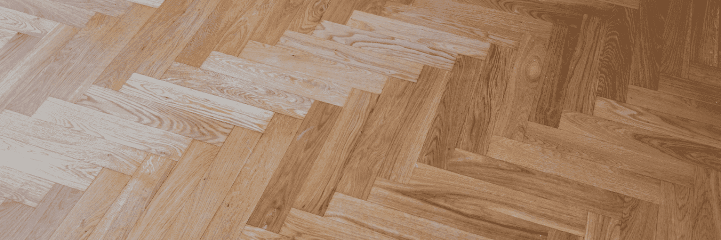 brunt-fiskbensparkettgolv