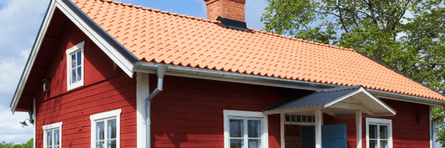 rott-hus-med-vita-knutar-med-tegelpannor