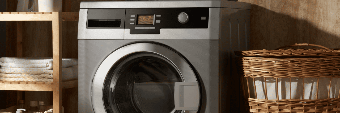 tvattmaskin-med-tvattkorg-och-vikta-handdukar