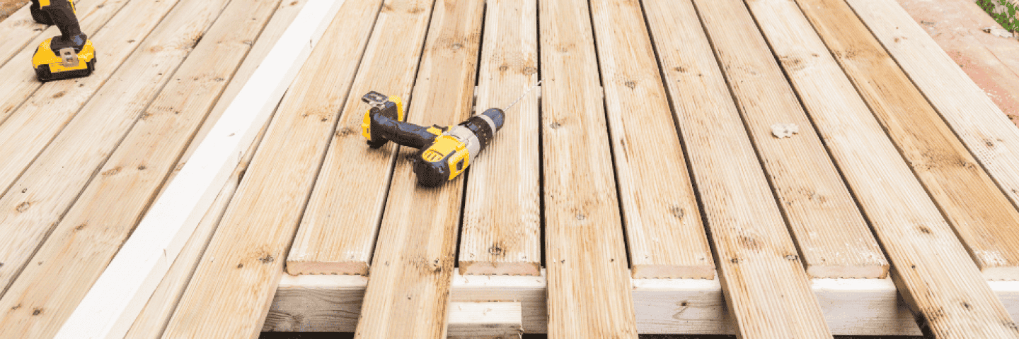 en-gul-skruvdragare-pa-en-altan