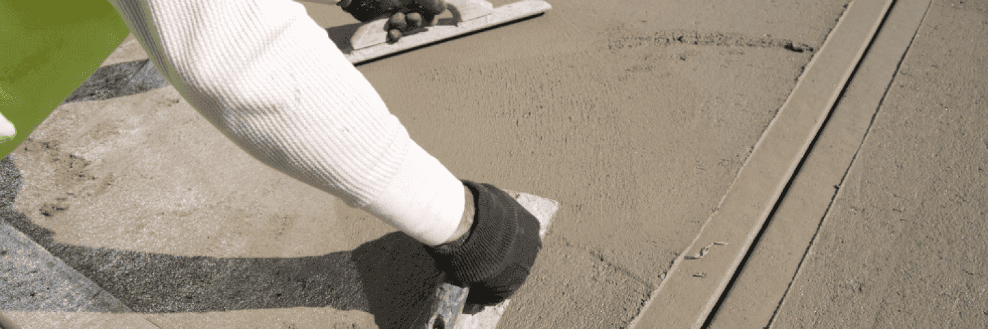 en-hantverkare-som-gjuter-betong