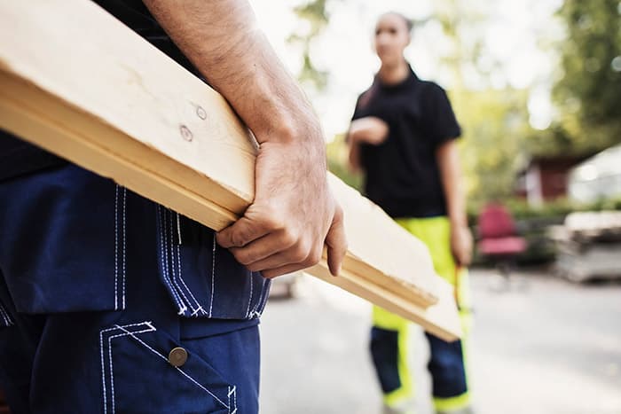 Hantverkartjej-som-haller-brador