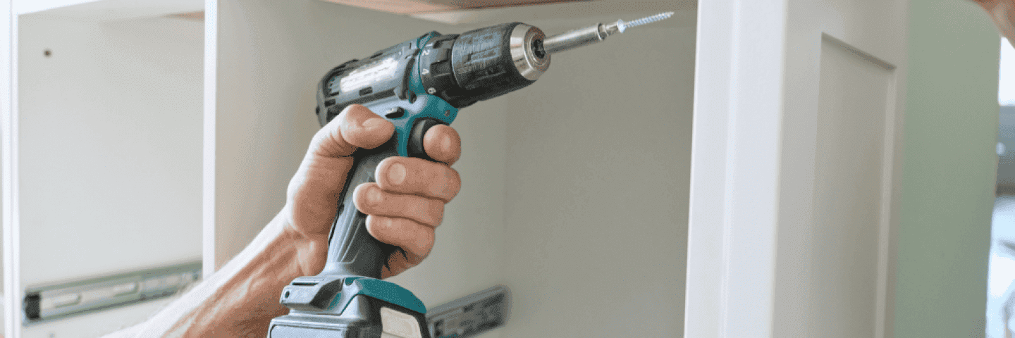 hand-som-haller-skruvdragare