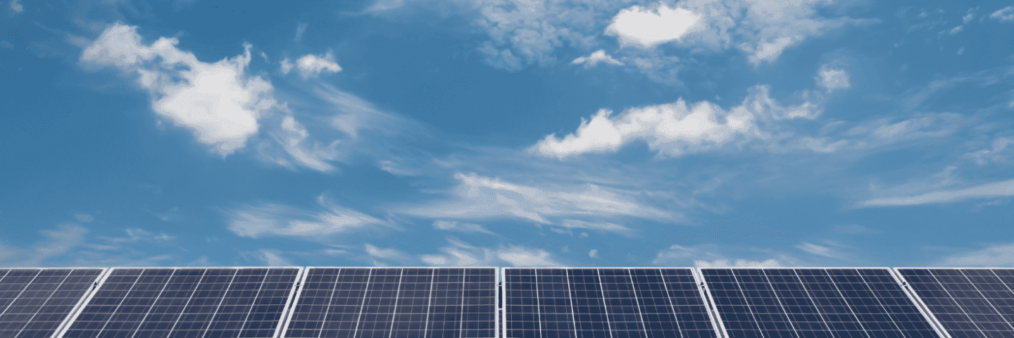 solceller-mot-himmel