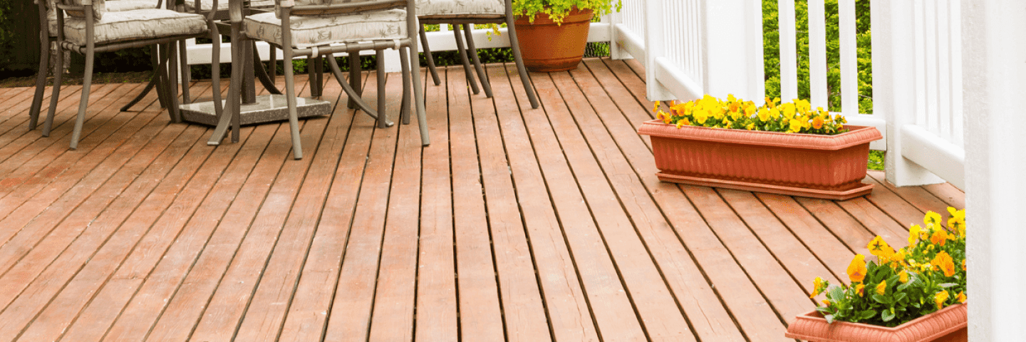 altan-med-stolar-och-blommor