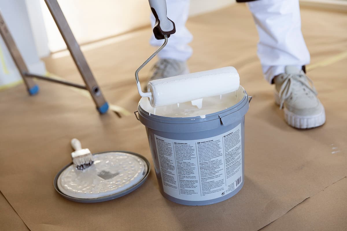 Roller-som-doppas-i-en-fargburk