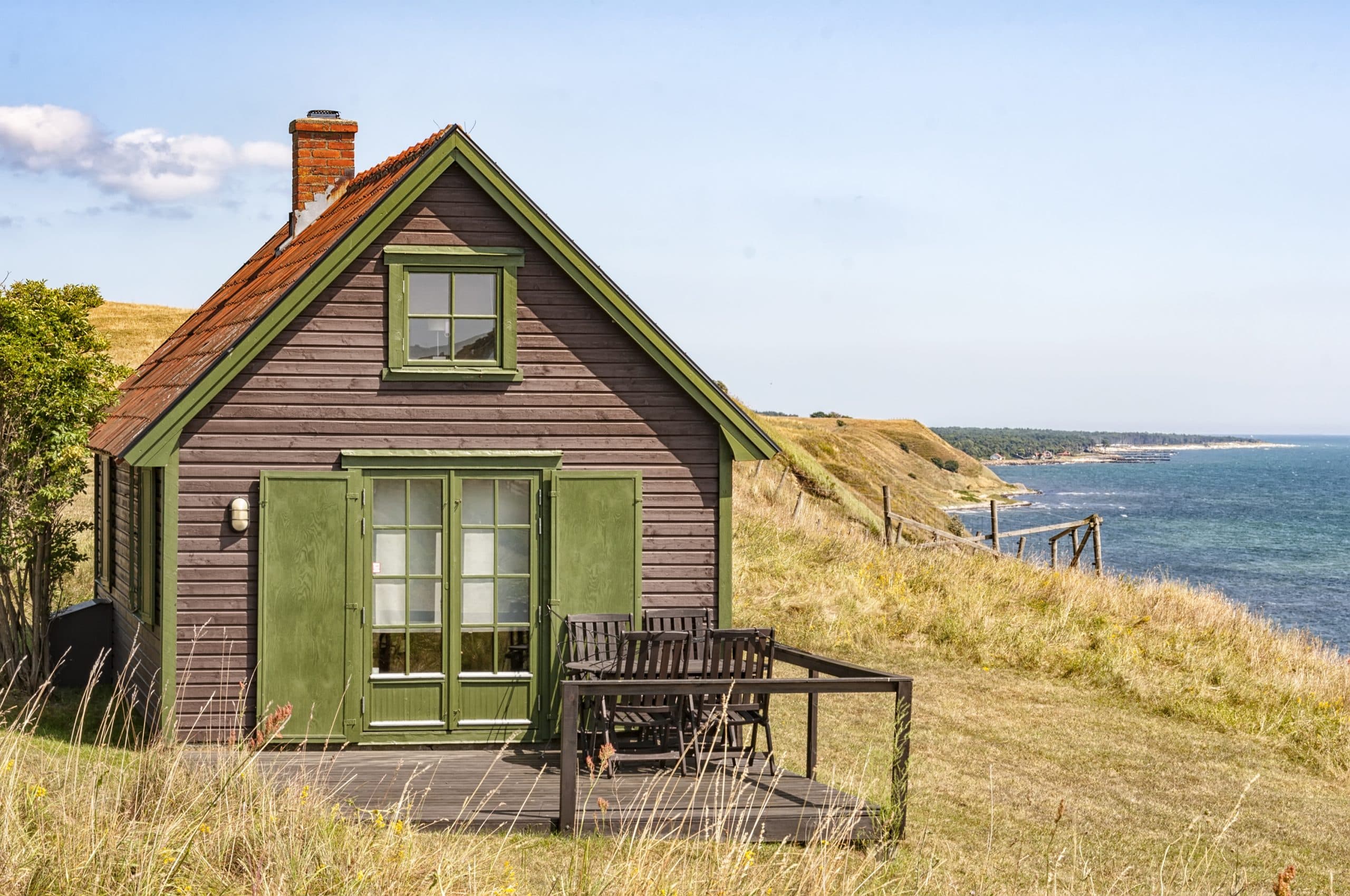 brunt-hus-vid-vattnet